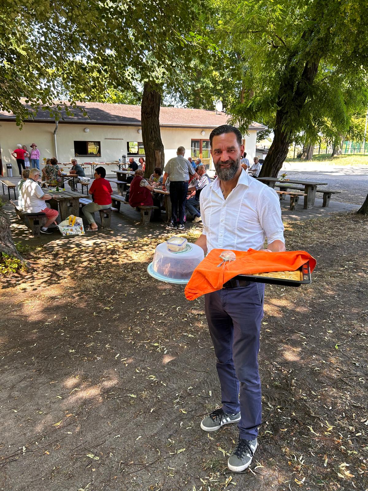 Daniel Hotescheck beim Seniorenfest in Saarmund  nicht als Kandidat, sondern als helfende Hand mitten im Geschehen.